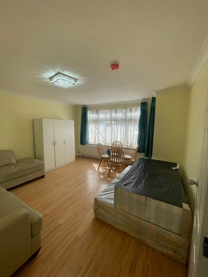 Room Manor Drive in Greater London