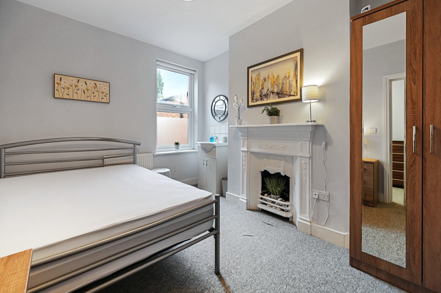 Room Station Road in Greater London