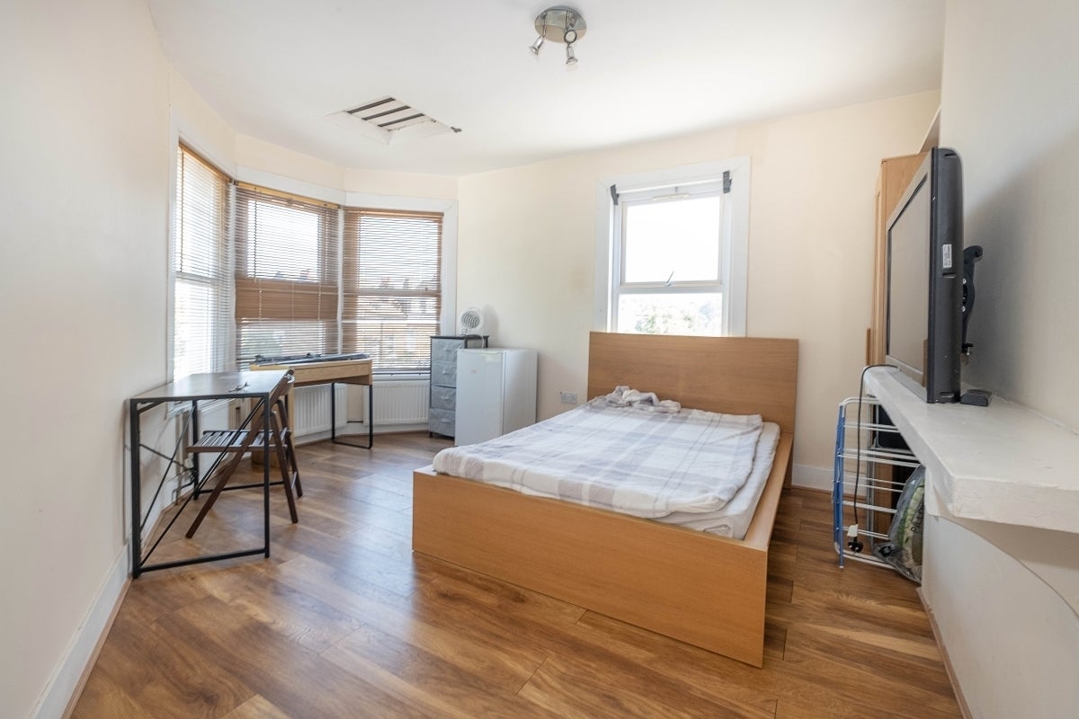 Flat Barmouth Road in Greater London