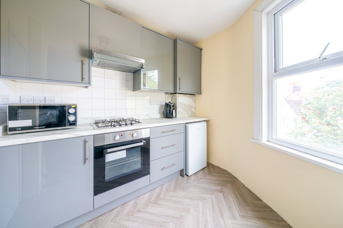 Flat Barmouth Road in Greater London