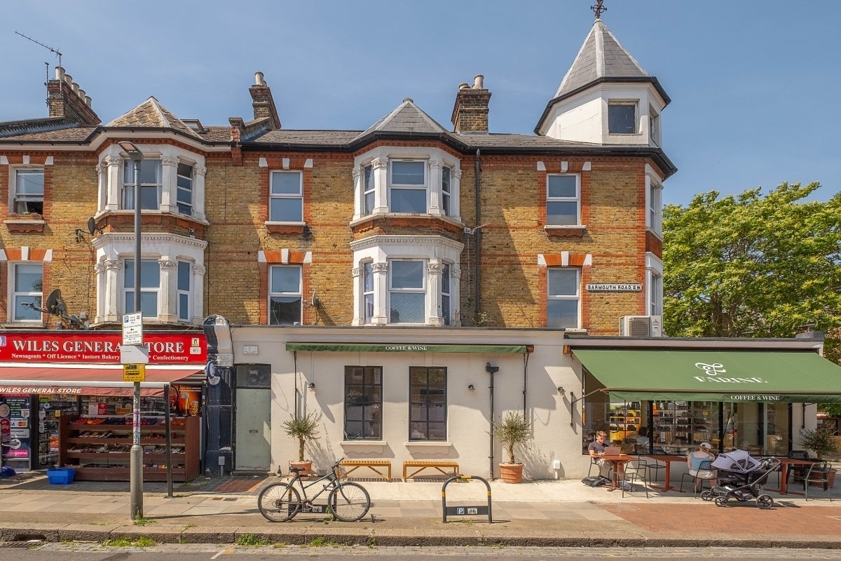 Flat Barmouth Road in Greater London