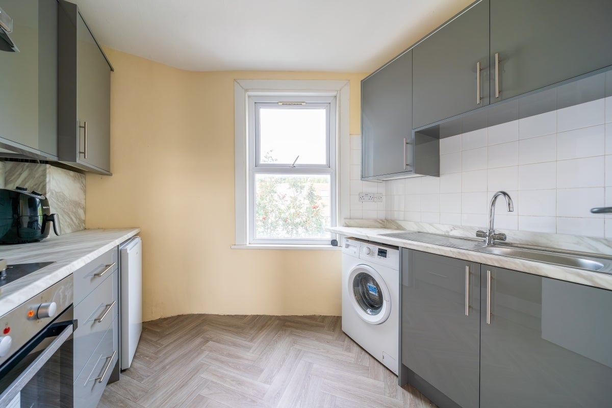 Flat Barmouth Road in Greater London