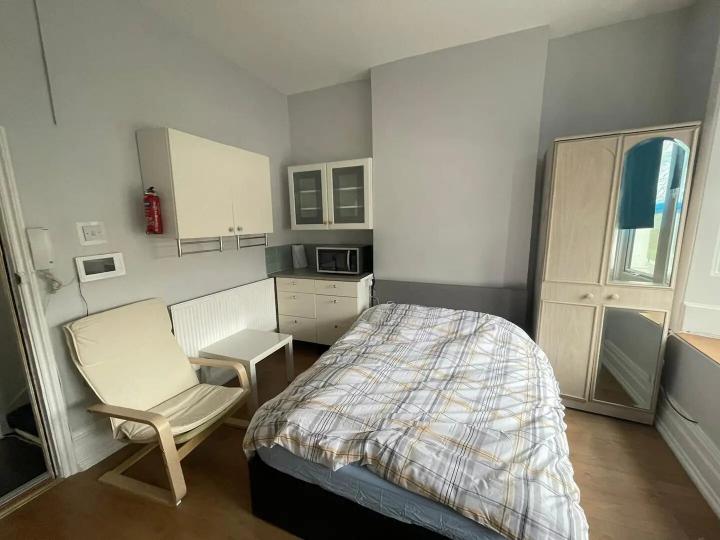 Flat Relf Road in Greater London