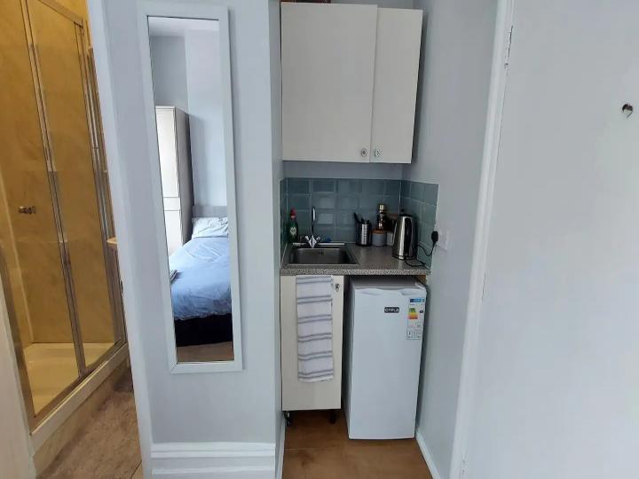 Flat Relf Road in Greater London