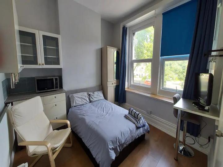 Flat Relf Road in Greater London