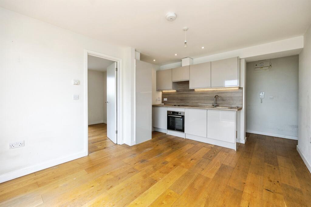 Flat Elwick Lane in Ashford
