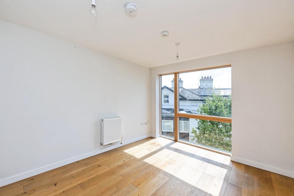Flat Elwick Lane in Ashford