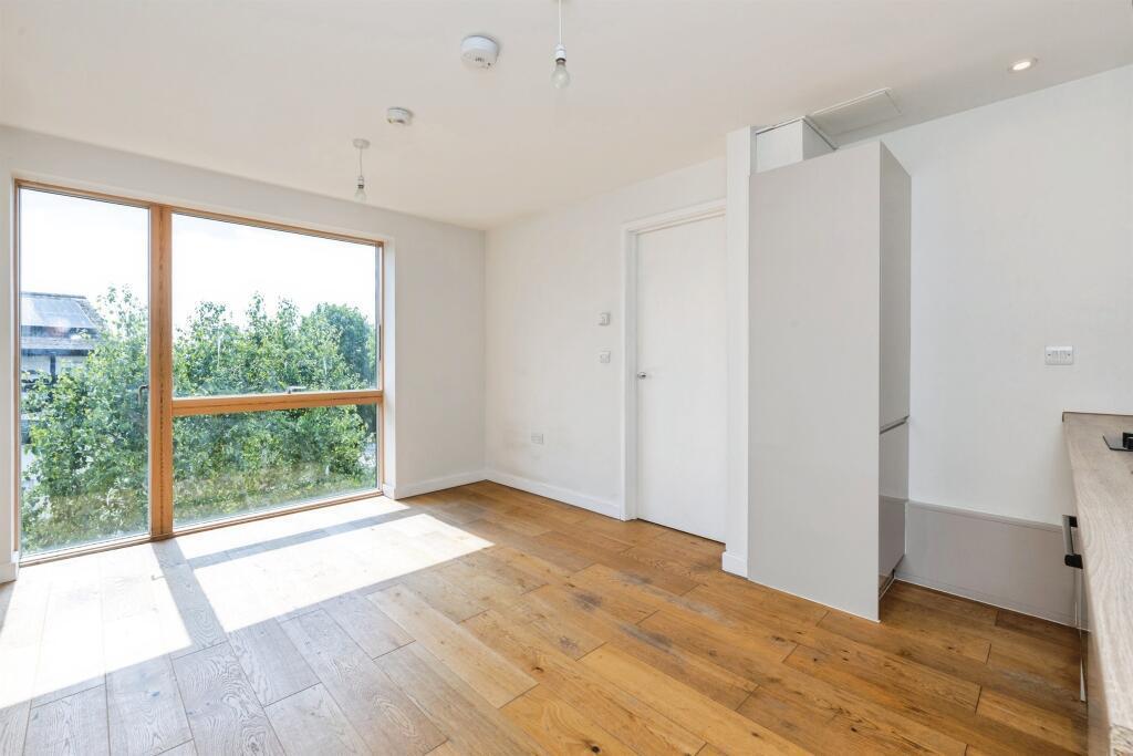 Flat Elwick Lane in Ashford