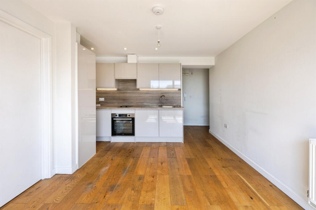 Flat Elwick Lane in Ashford