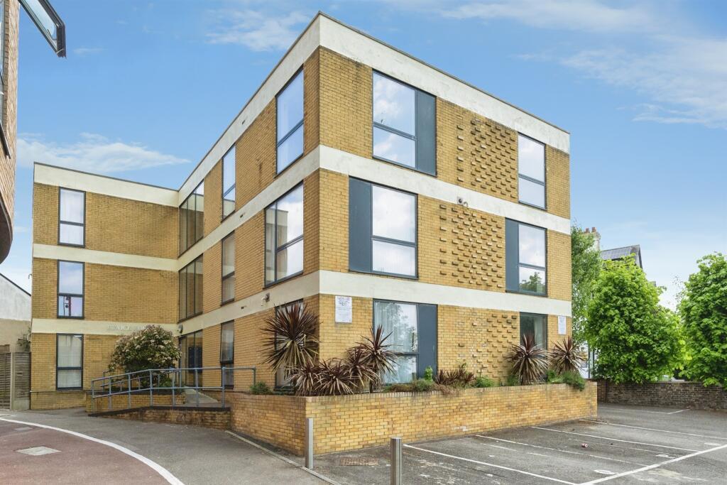 Flat Elwick Lane in Ashford