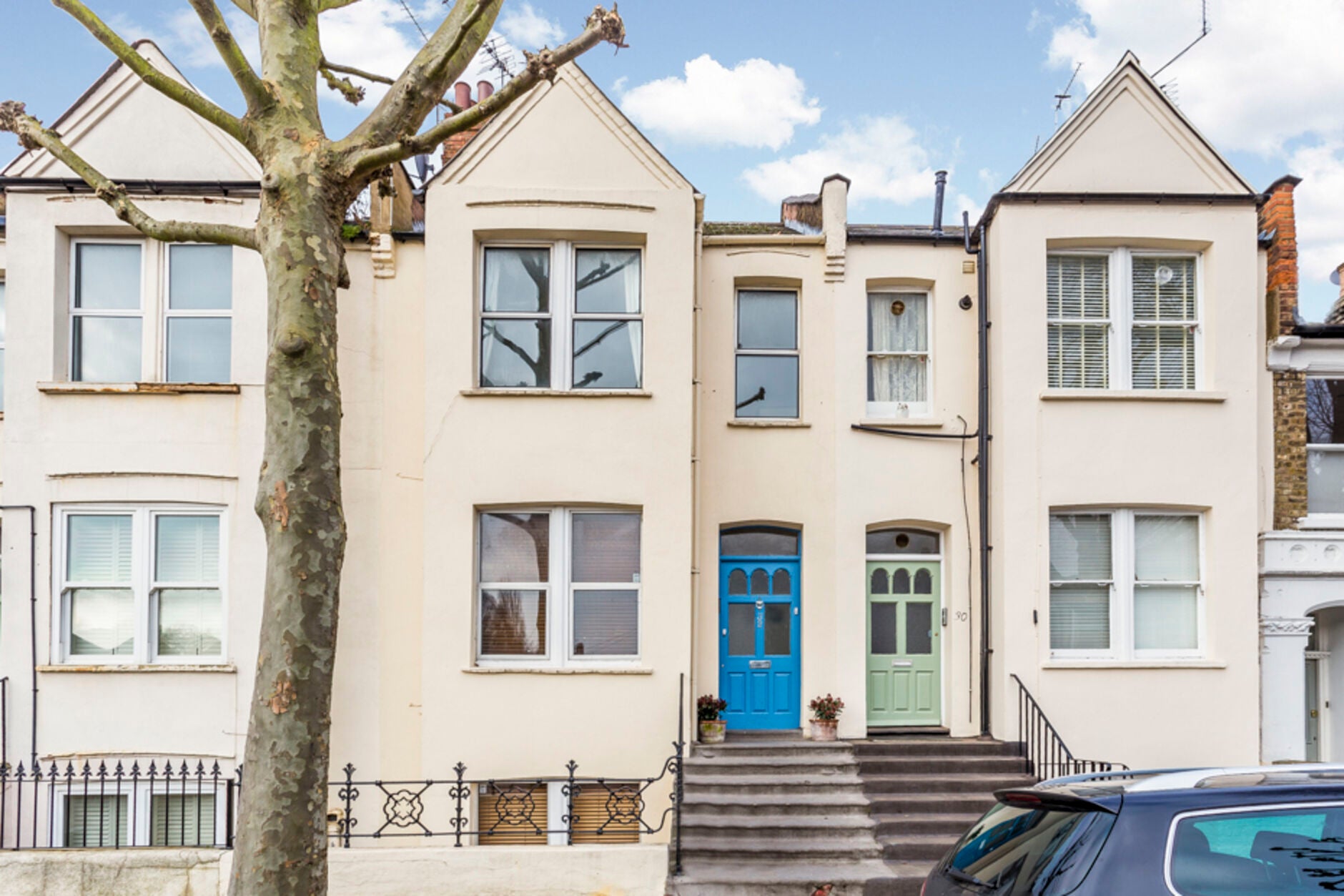 Flat Ellingham Road in Greater London