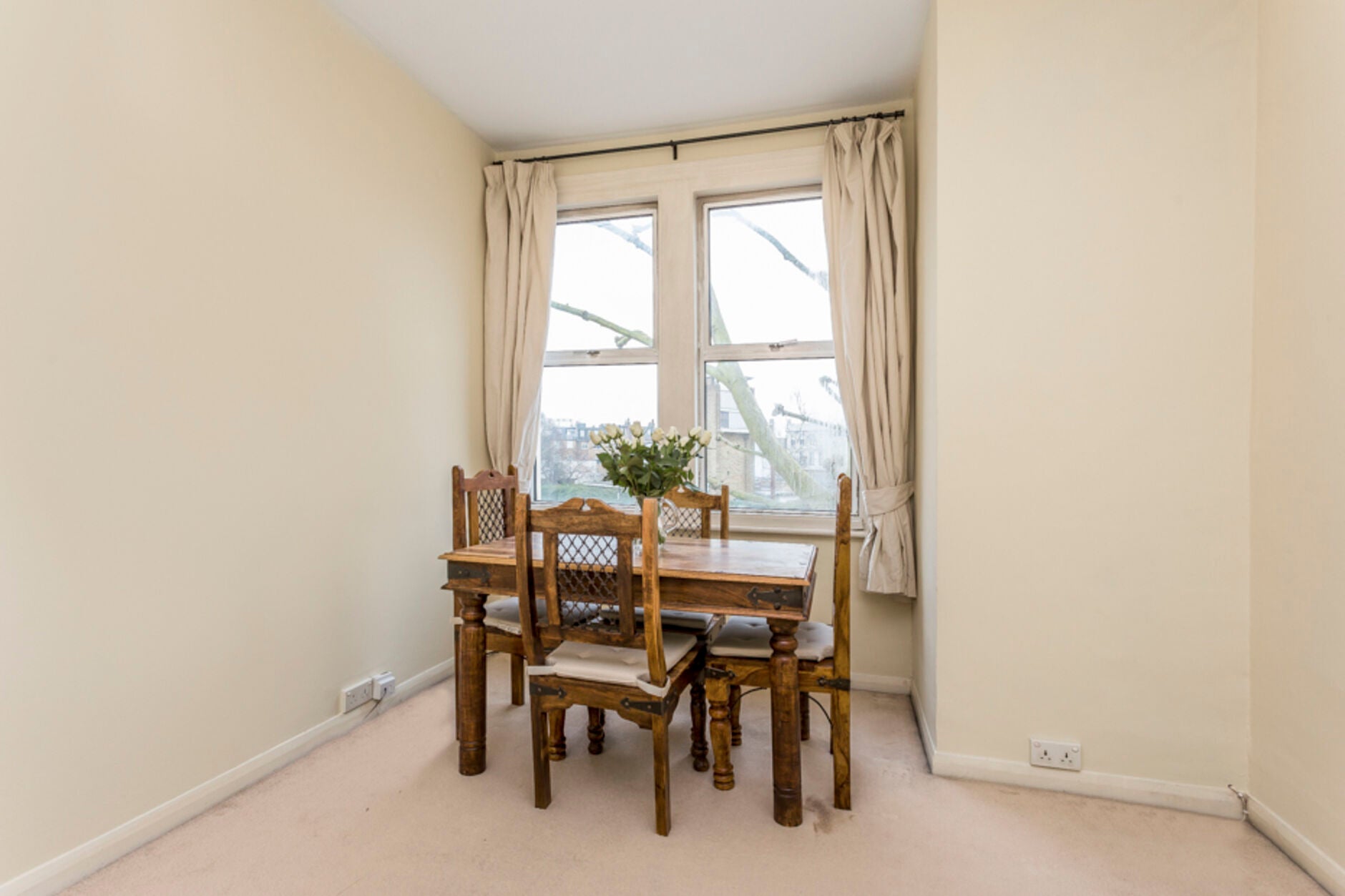 Flat Ellingham Road in Greater London