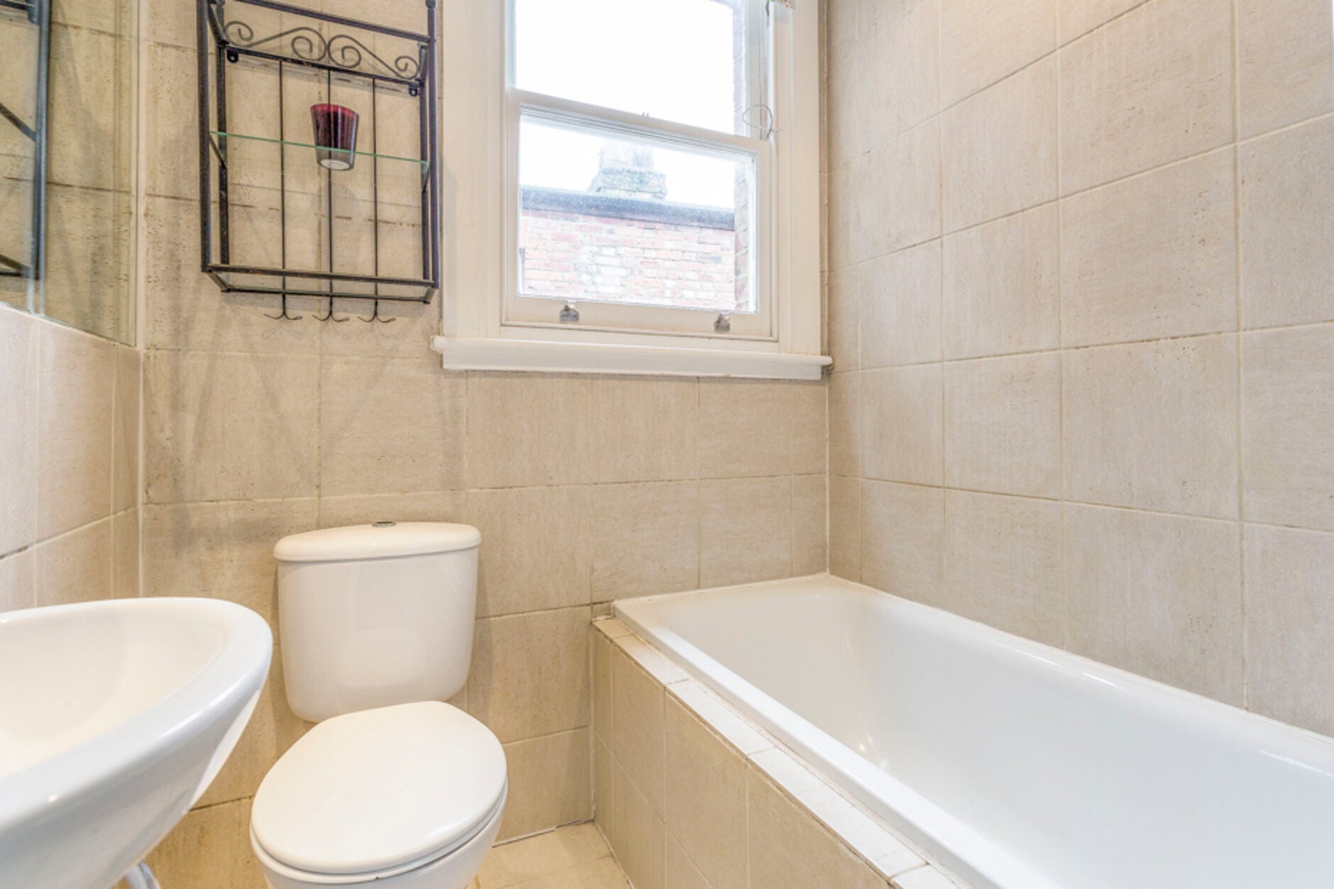 Flat Ellingham Road in Greater London