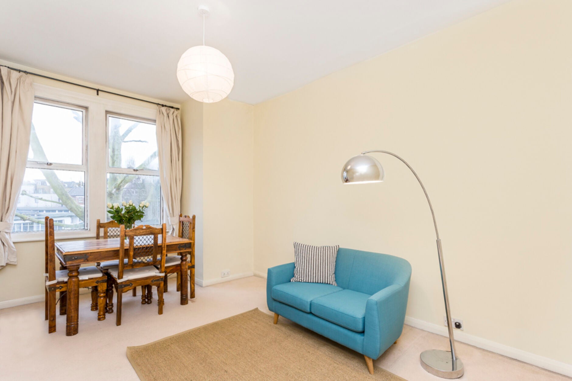 Flat Ellingham Road in Greater London