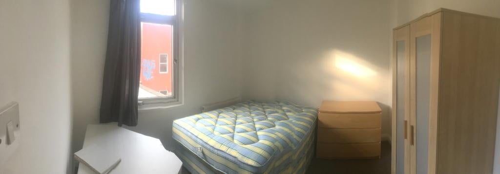 Room Moon Street in Bristol