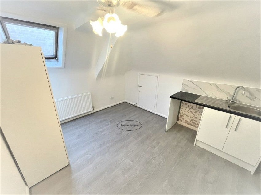 Flat Colney Hatch Lane in Greater London