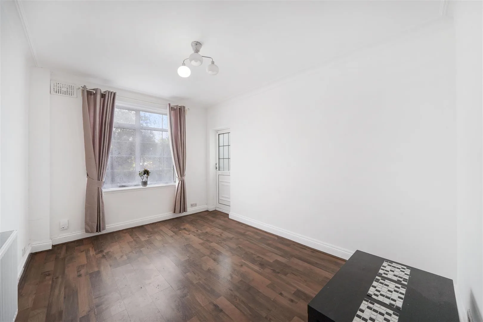 Flat Kings Drive in Greater London