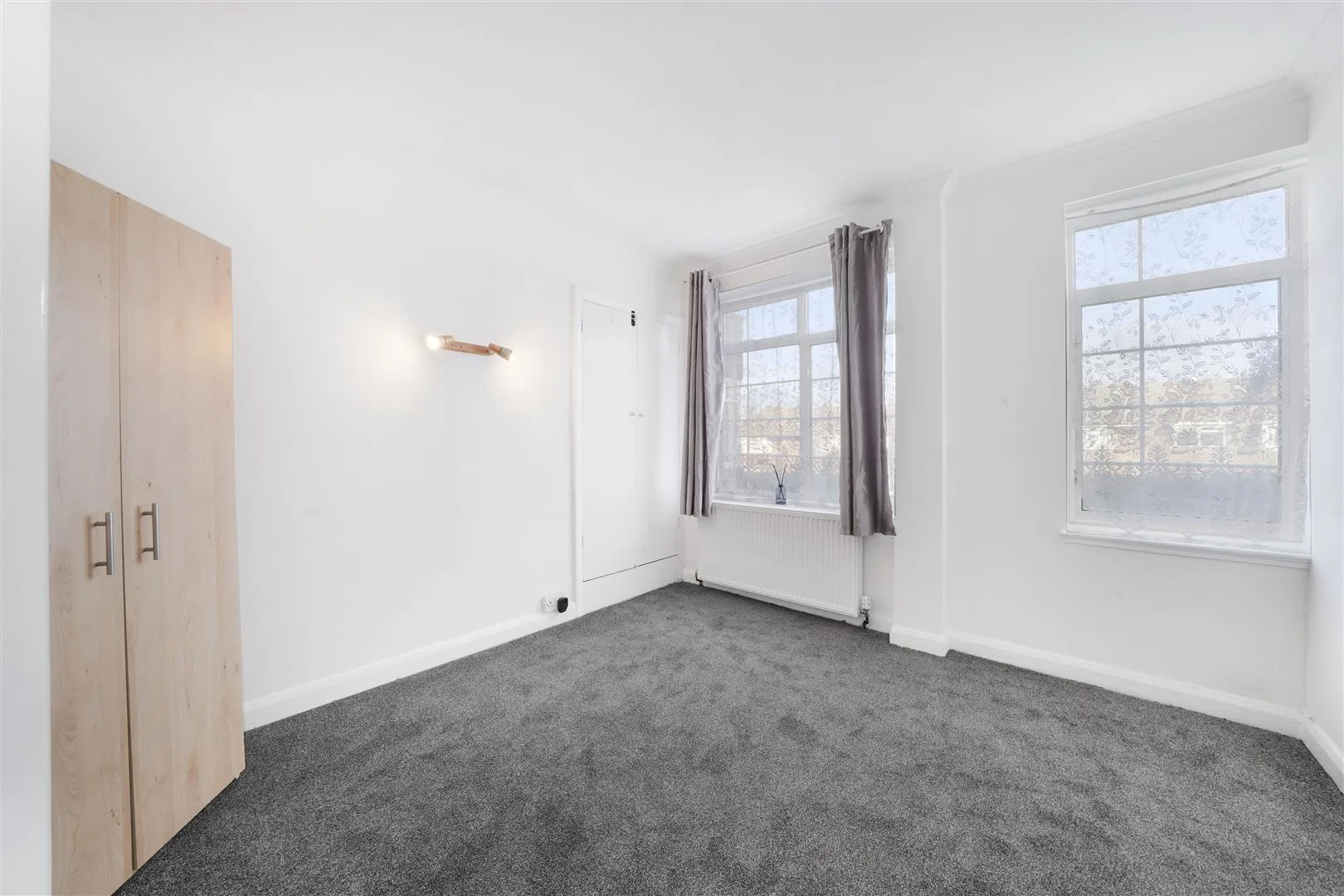 Flat Kings Drive in Greater London