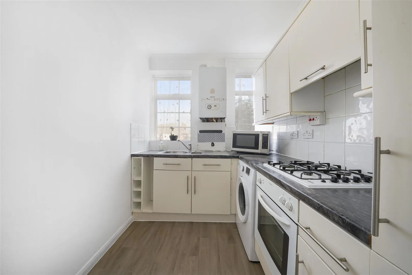 Flat Kings Drive in Greater London