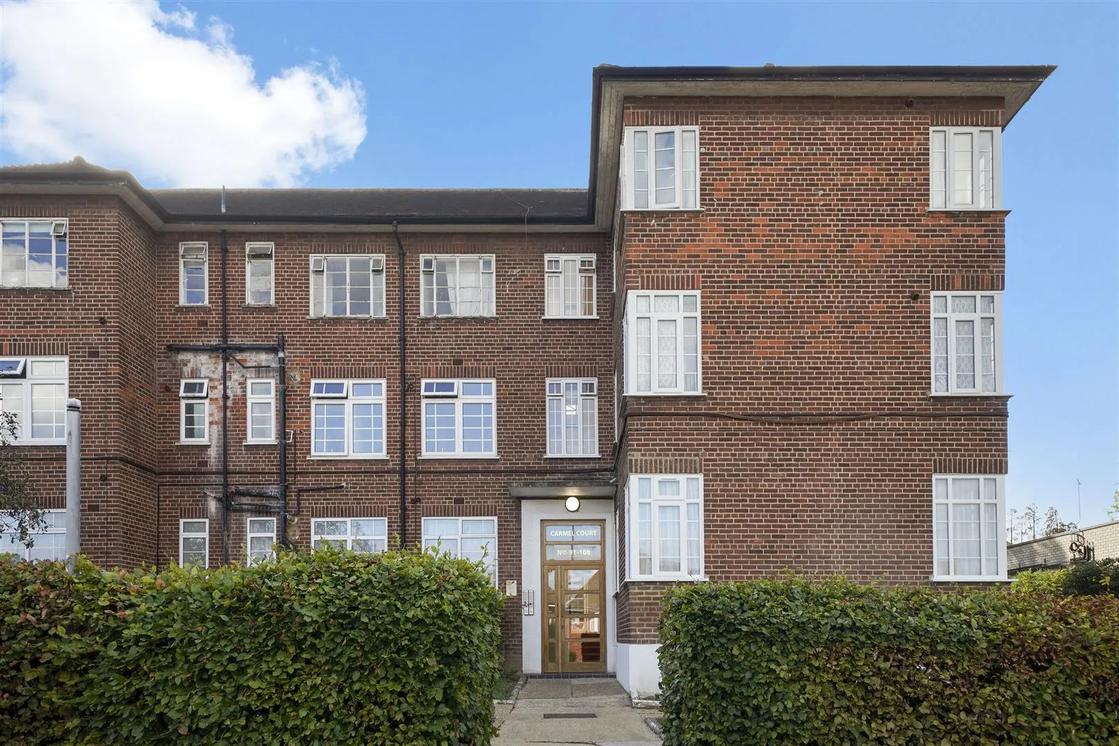 Flat Kings Drive in Greater London