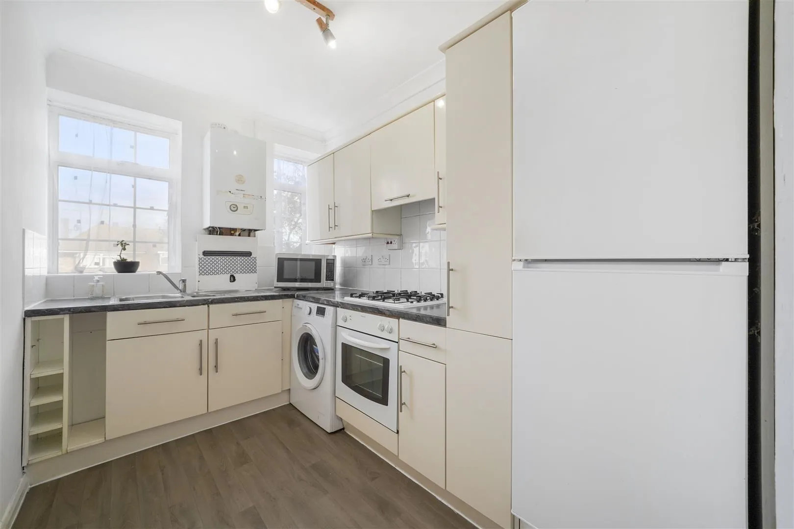 Flat Kings Drive in Greater London