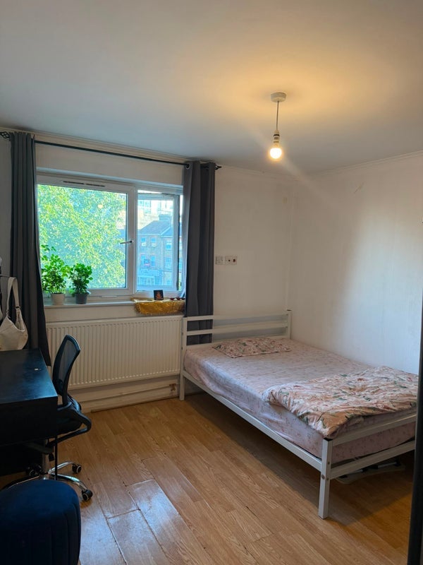 Room Rhodeswell Road in Greater London