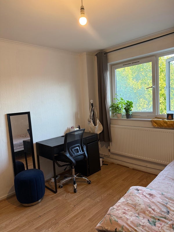 Room Rhodeswell Road in Greater London