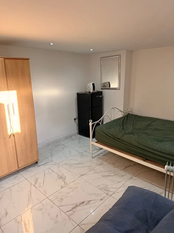 Flat Bodmin Avenue in Slough