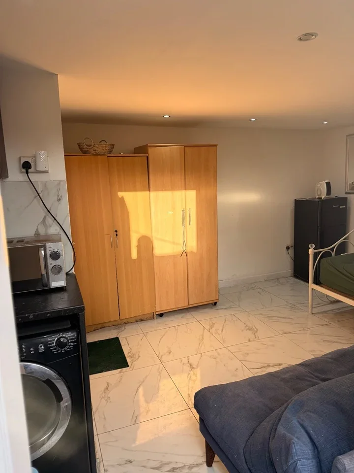 Flat Bodmin Avenue in Slough