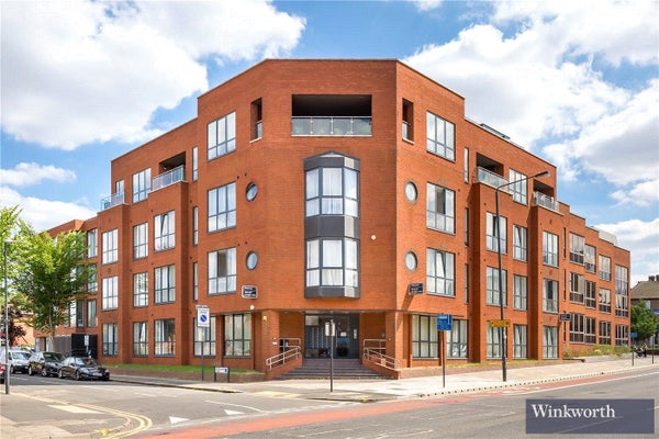 Flat Elmgrove Road in London