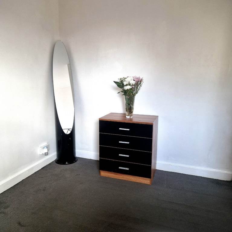 Room Maryknowe Road in Carfin