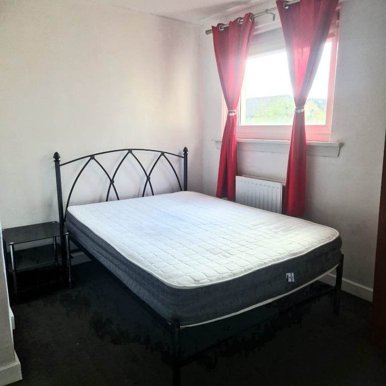 Room Maryknowe Road in Carfin