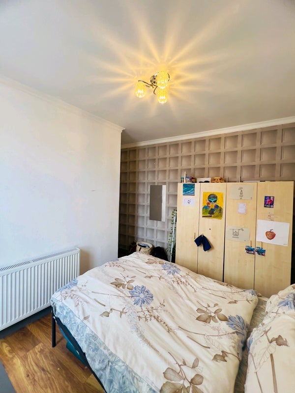 Room Queens Road in Greater London