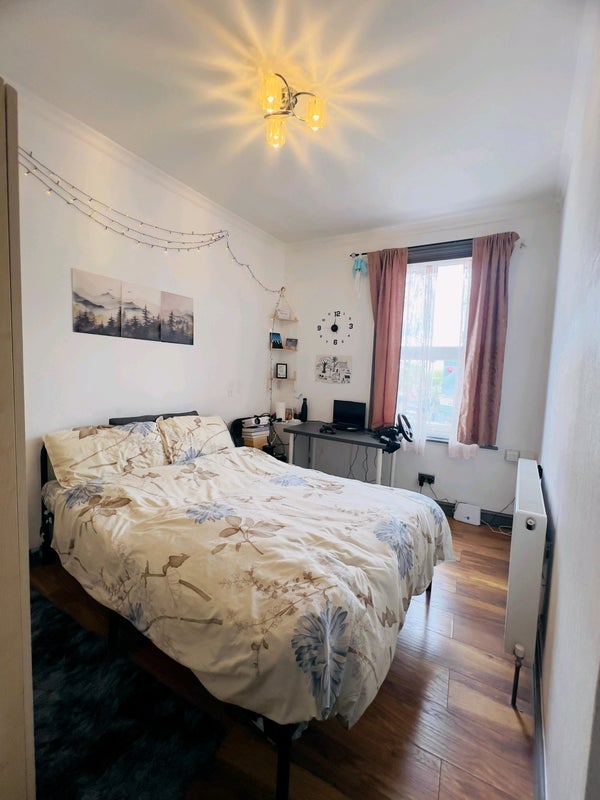 Room Queens Road in Greater London