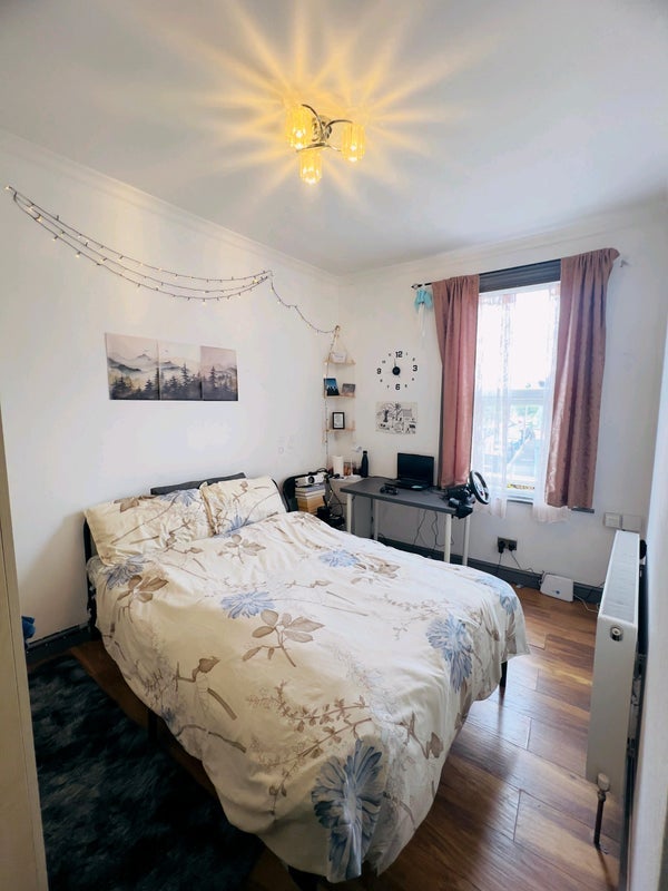 Room Queens Road in Greater London