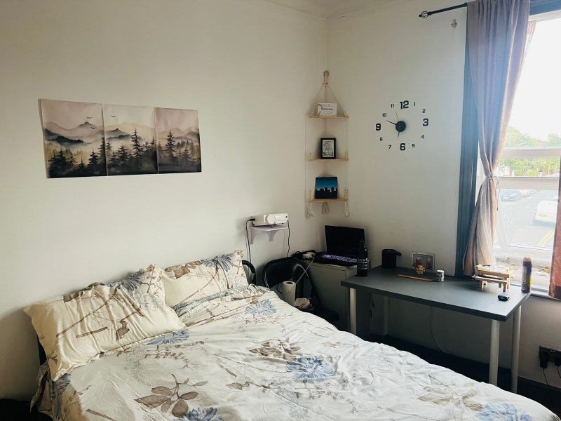Room Queens Road in Greater London