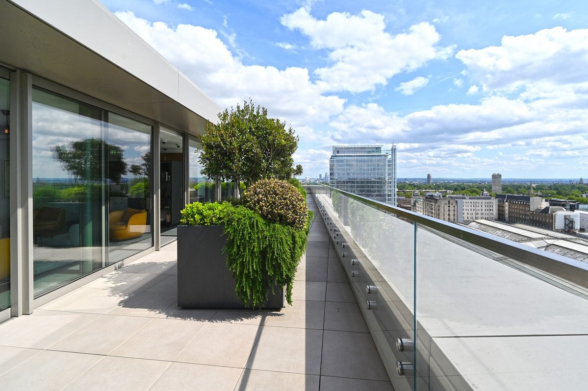 Flat Canalside Walk in London