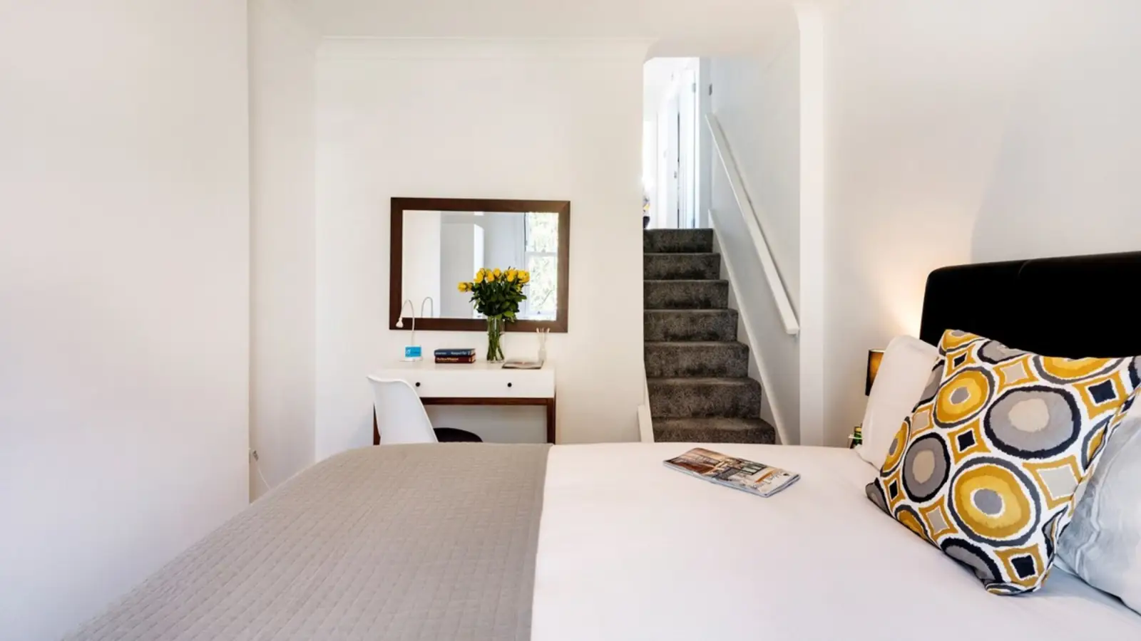 Flat Longridge Road in Greater London