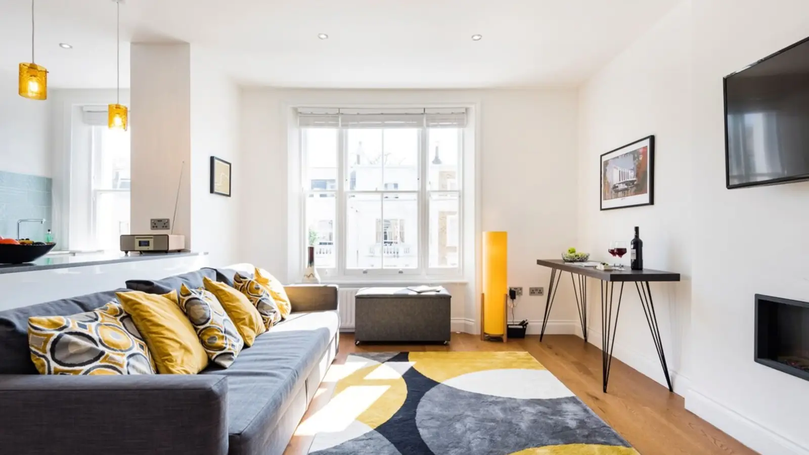Flat Longridge Road in Greater London