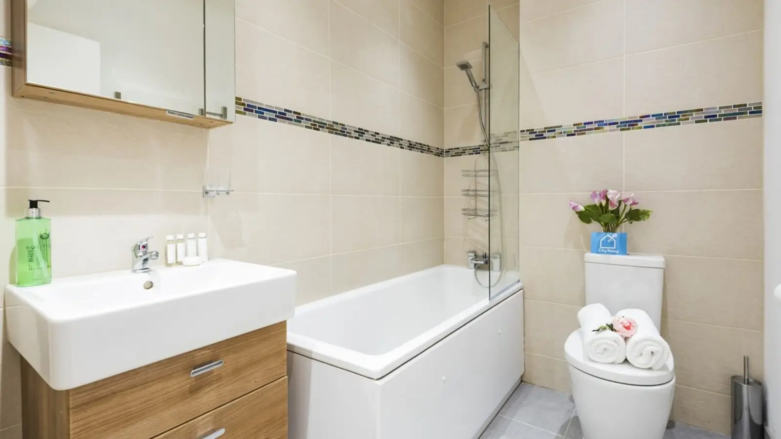 Flat Longridge Road in Greater London