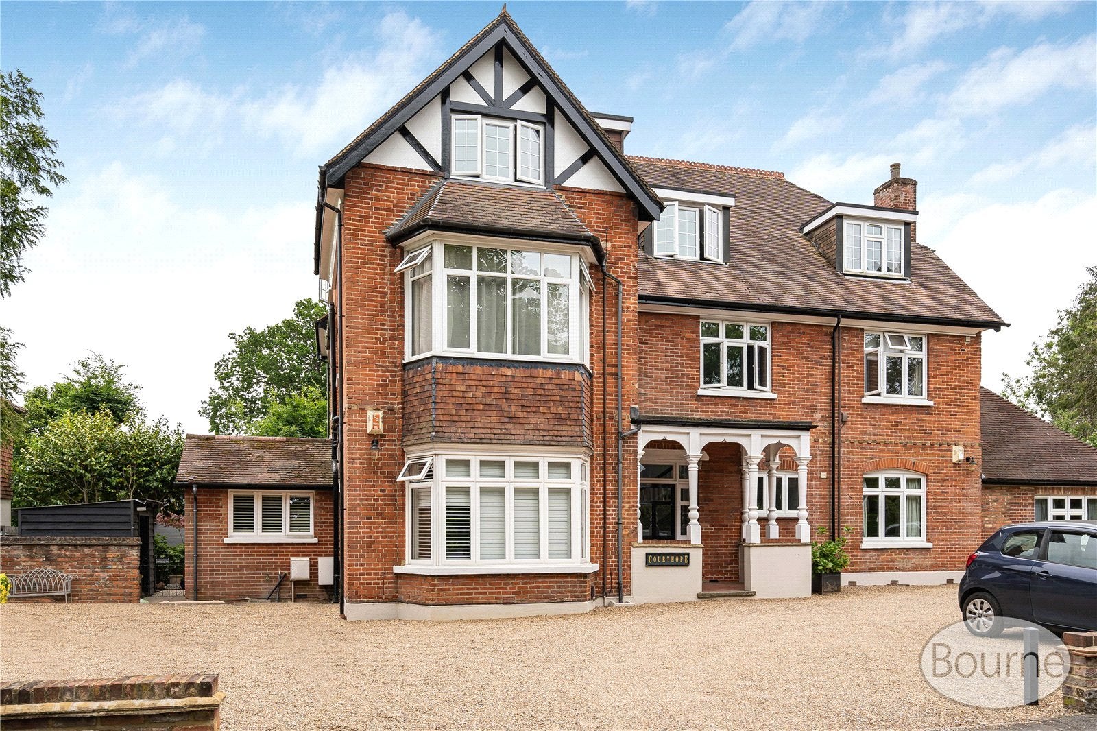 Flat Pembroke Gardens in Woking
