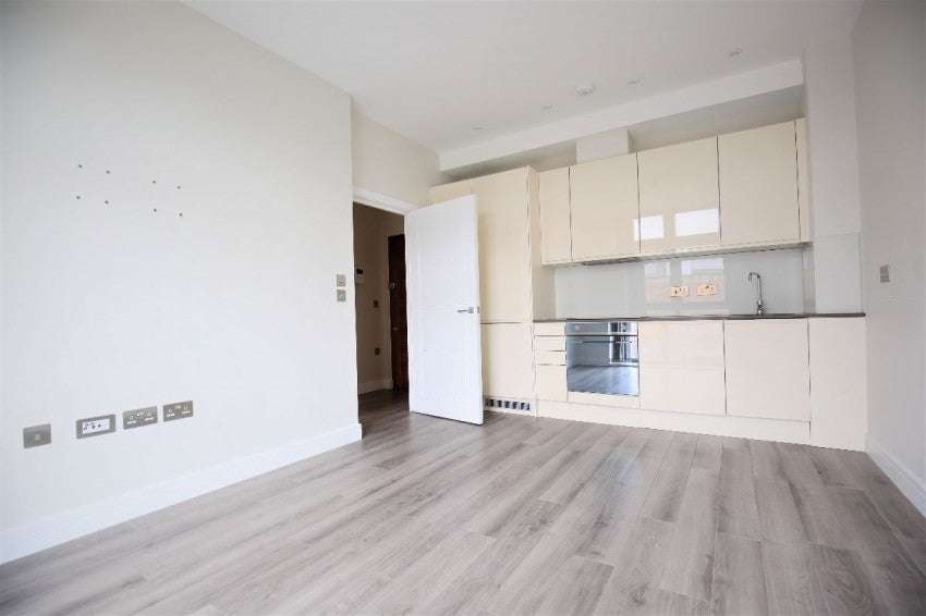Flat Marlowes Shopping Precinct in Dacorum