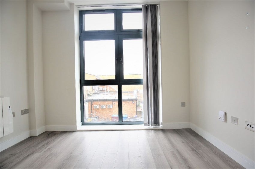 Flat Marlowes Shopping Precinct in Dacorum