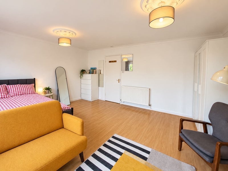 Room Sandalwood Close in Greater London