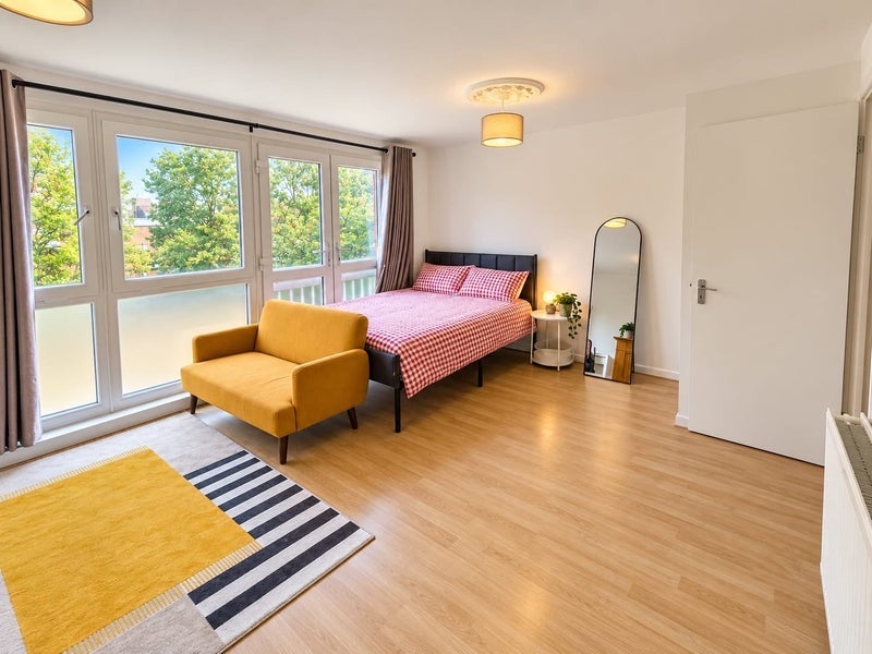 Room Sandalwood Close in Greater London