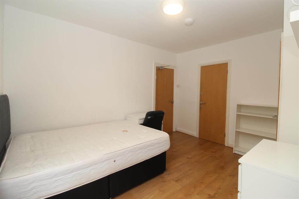 Room Colum Road in Cardiff