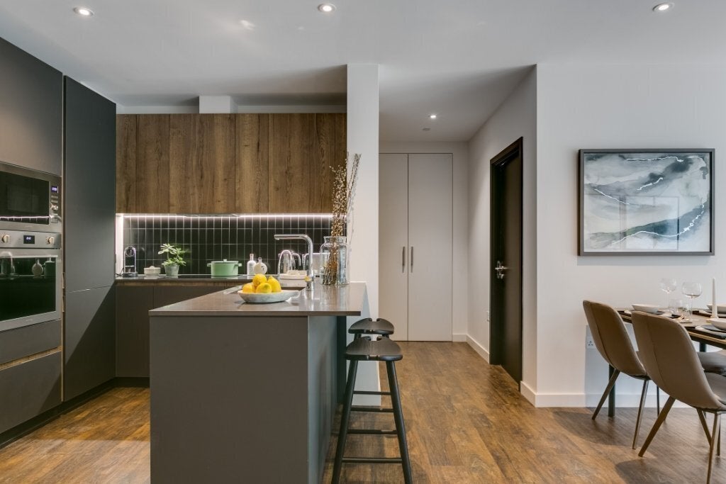 Flat Berkeley Avenue in Greater London