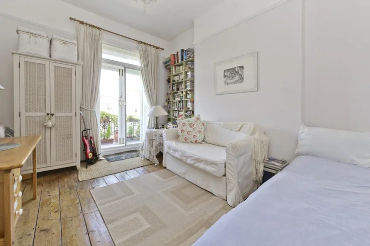 Flat Warwick Road in Greater London