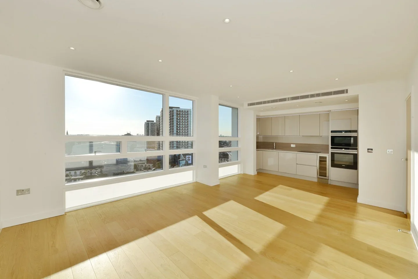 Flat Holland Park Avenue in Greater London