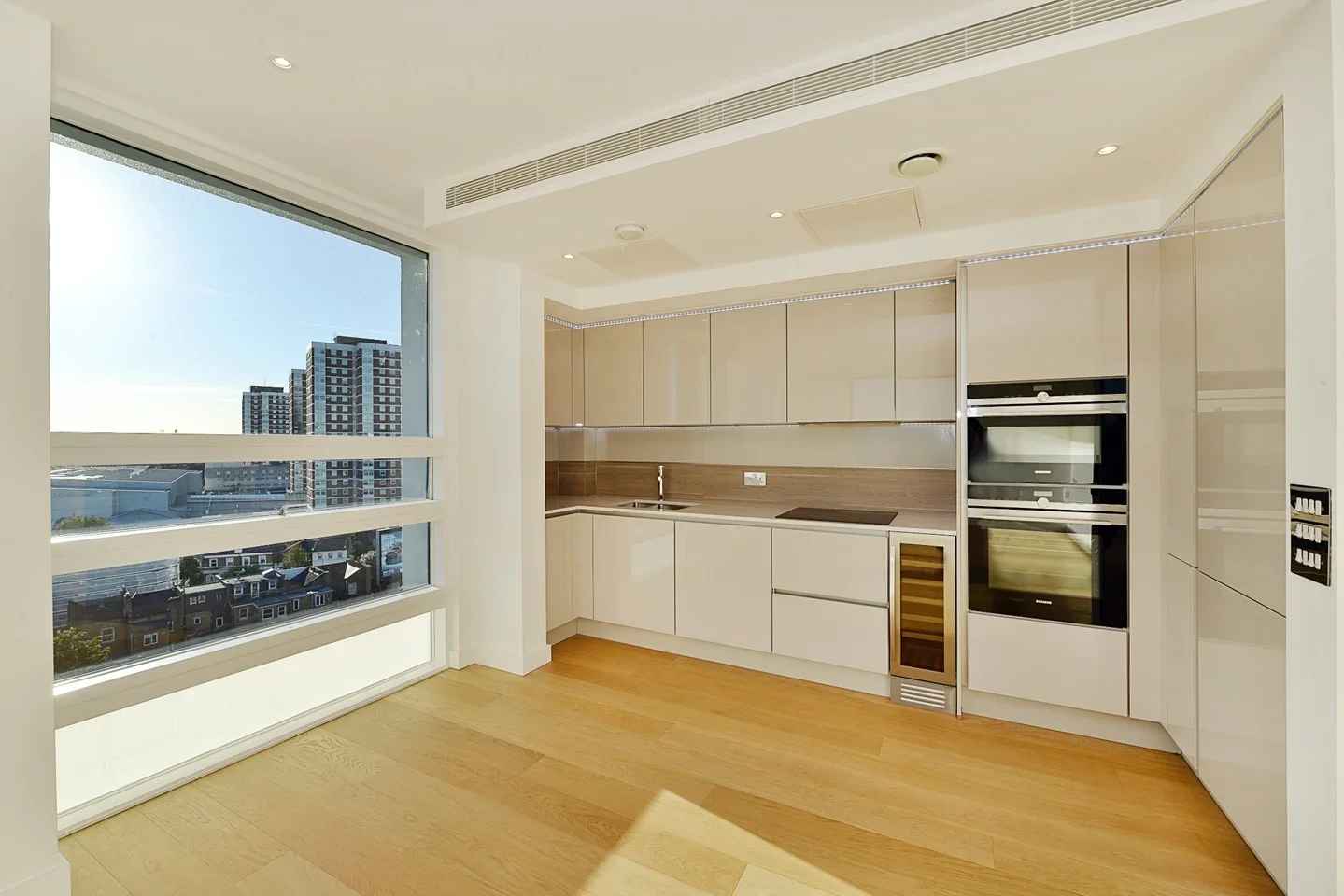 Flat Holland Park Avenue in Greater London